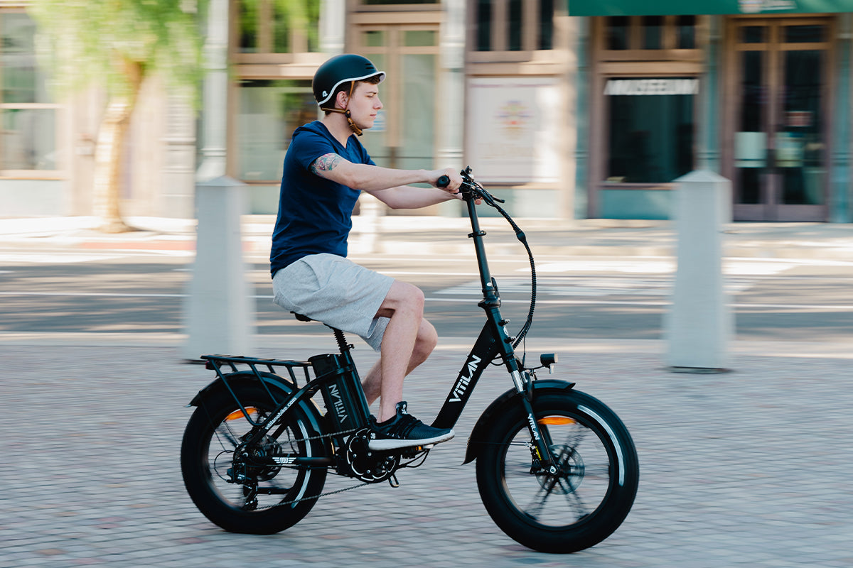 Vitilan U7 man riding in the city