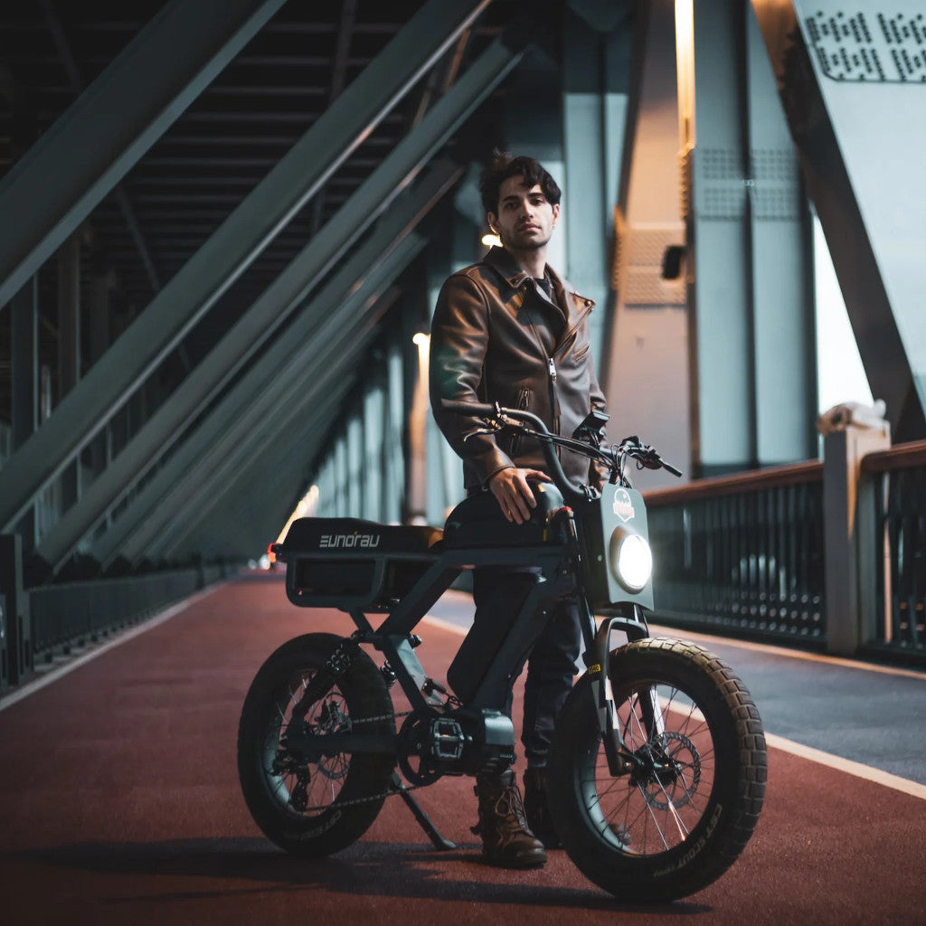 Eunorau Flash E-Bike man fashion model