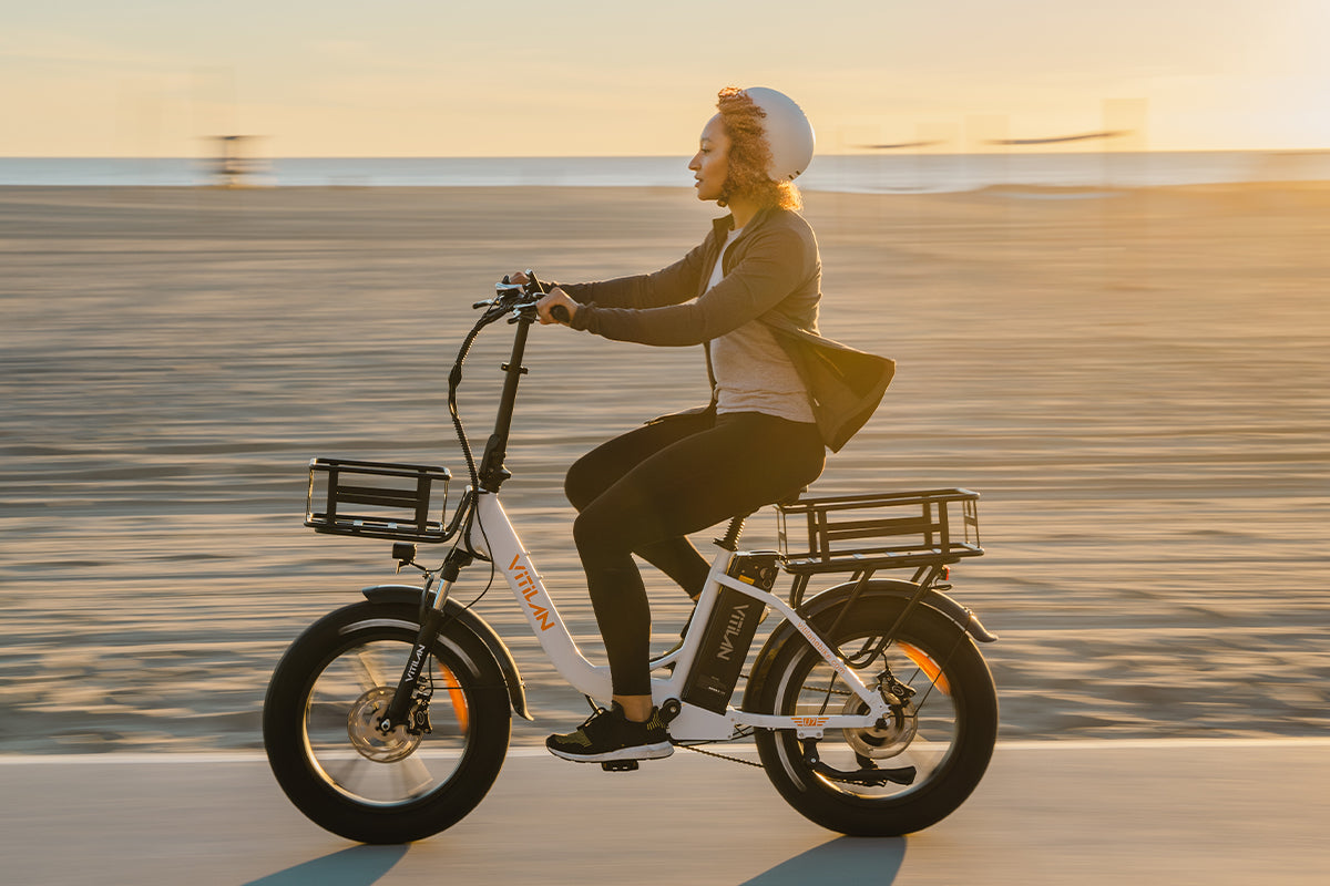 Vitilan U7 women riding at the beach
